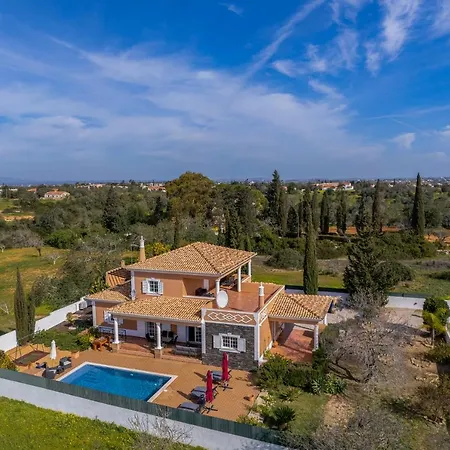 Laura By Algarve Holidays